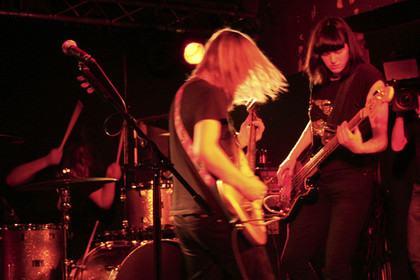 "fetter bass und ordentlich getrümmer" - Fotos: Band of Skulls live im Magnet in Berlin 